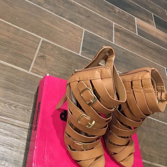 Neat high heel sandal - Picture 2 of 4